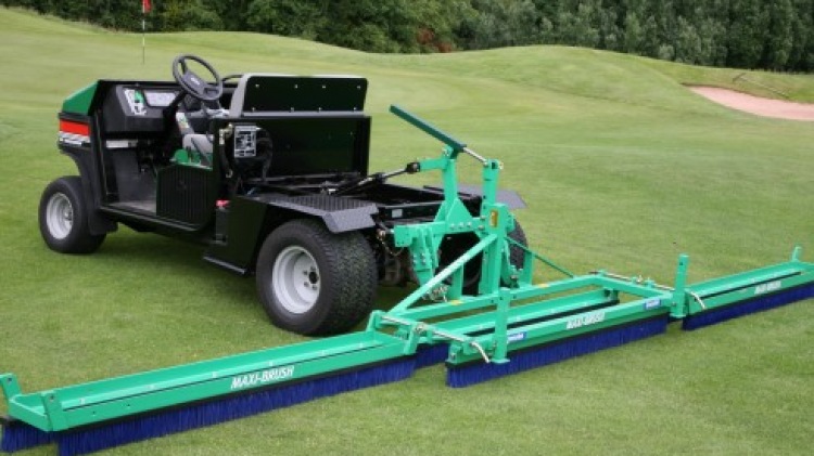 Maxi-Brush extended on golf course